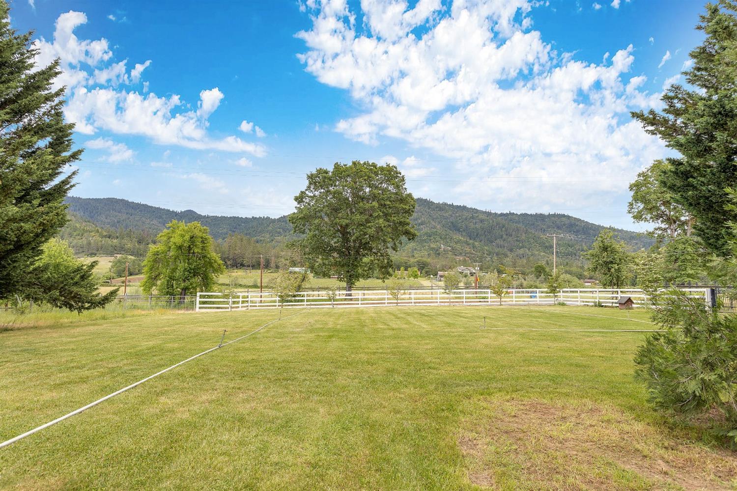 9155 North Applegate Road Grants Pass, OR 97527 - Photo 31 of 35 a view of an ocean view