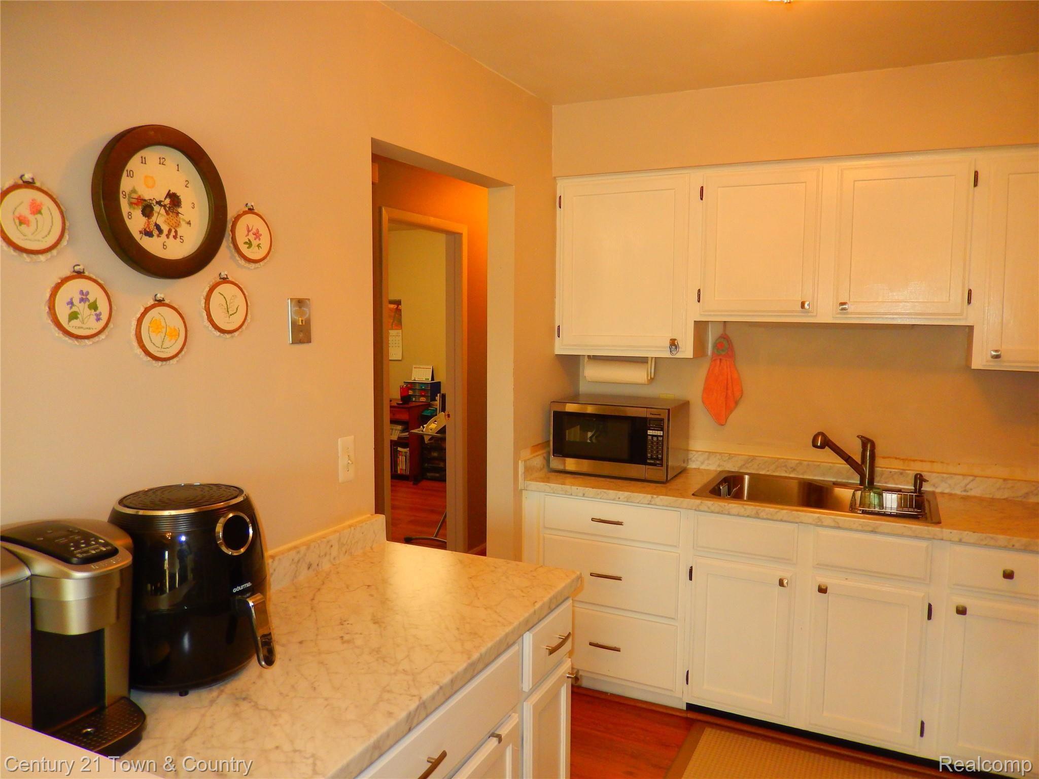 24560 Greenhill Road Warren, MI 48091 - Photo 13 of 30 DSCN2478.JPG
