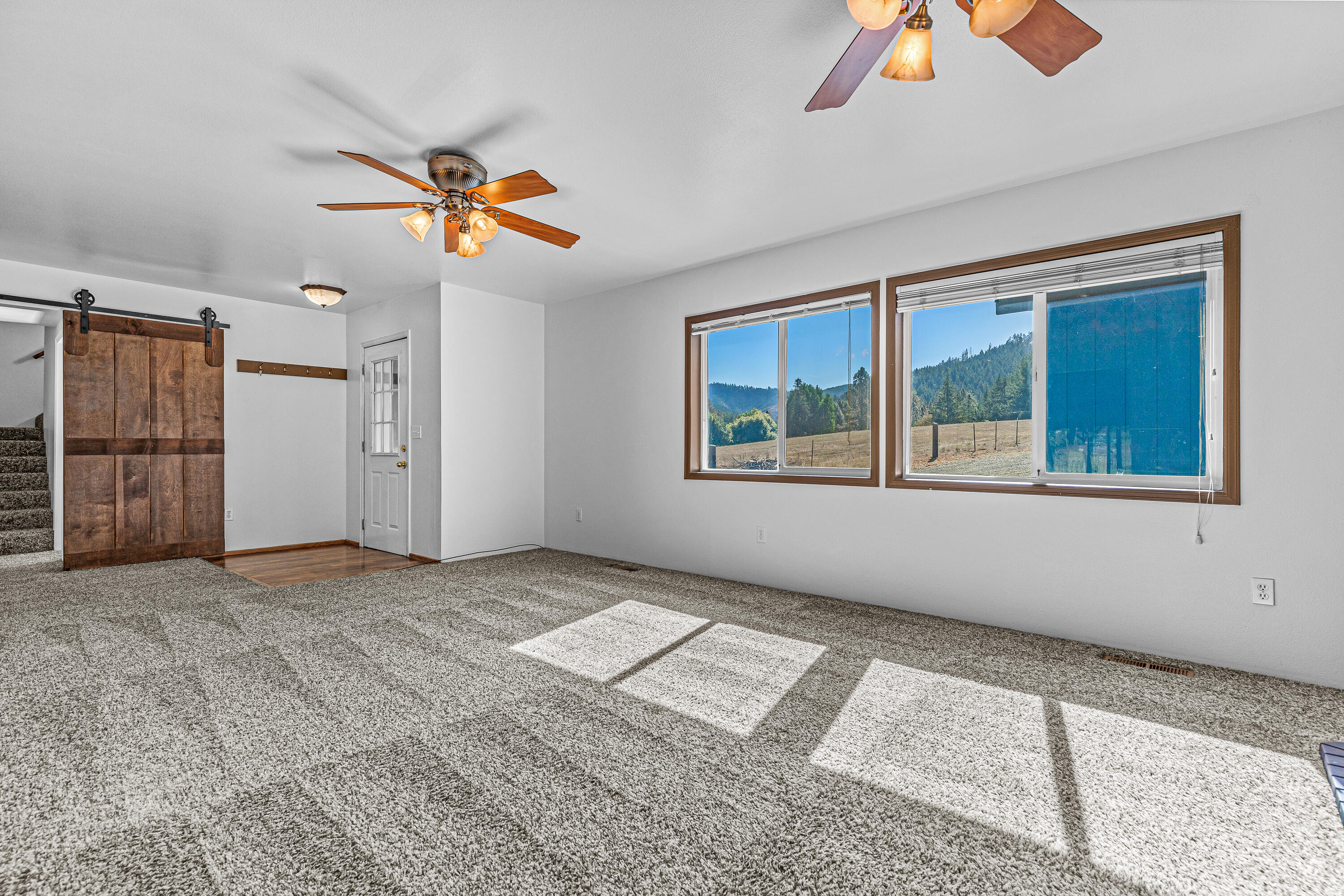 197 Forest Road Myrtle Creek, OR 97457 - Photo 3 of 27 living1
