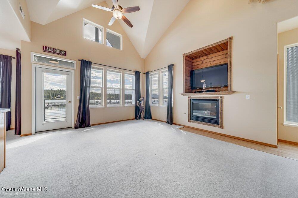 46700 Highway 200, Unit 103 Hope, ID 83836 - Photo 9 of 37 Living Room