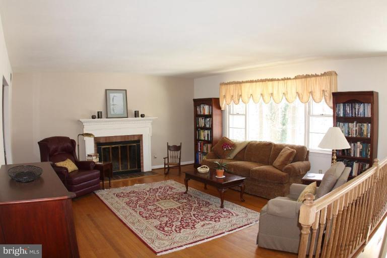 11417 Vale Road Oakton, VA 22124 - Photo 3 of 21 Living Room