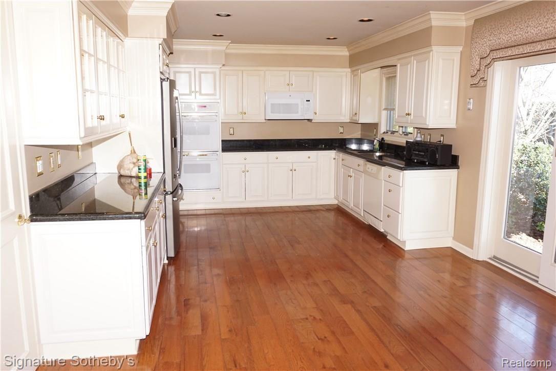 64 Willison Road Grosse Pointe, MI 48236 - Photo 3 of 15 DSC06251.JPG
