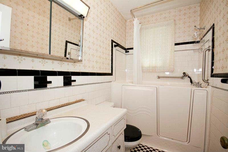 1305 Providence Road Baltimore, MD 21286 - Photo 12 of 30 Bath