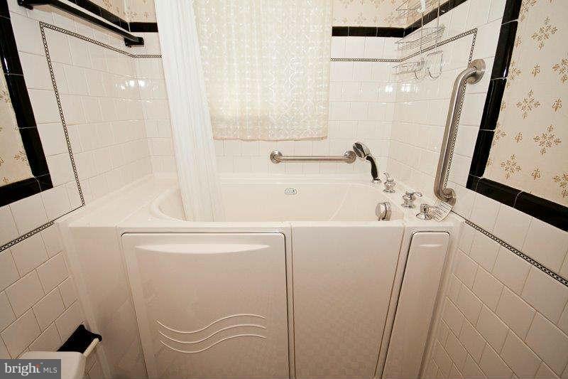 1305 Providence Road Baltimore, MD 21286 - Photo 13 of 30 Bath - Walk-in Tub / Shower