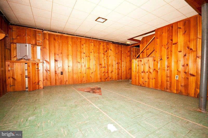 1305 Providence Road Baltimore, MD 21286 - Photo 20 of 30 Family Room & Floor Shuffleboard