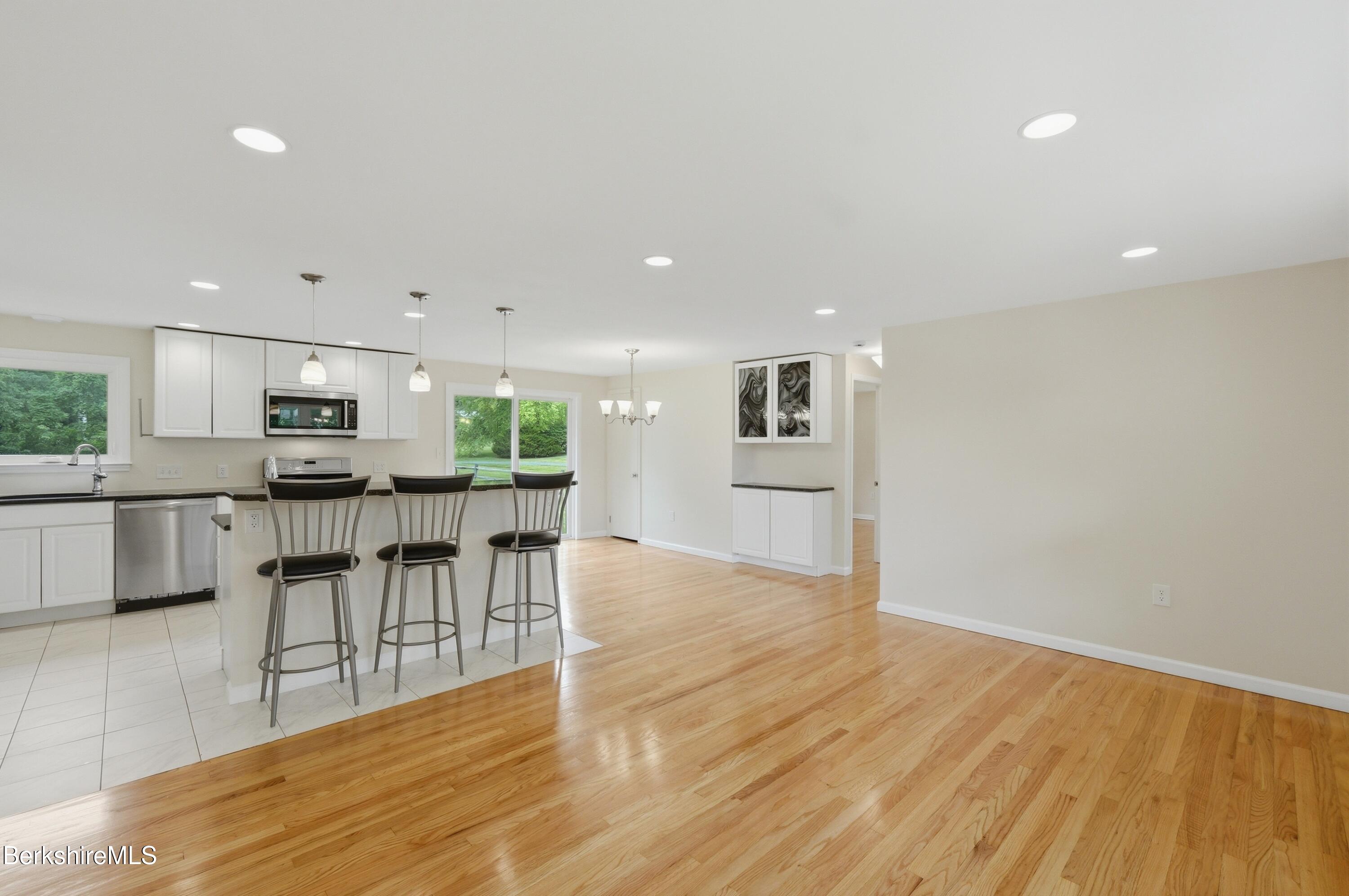 184 Melbourne Road Pittsfield, MA 01201 - Photo 15 of 36 Living Room