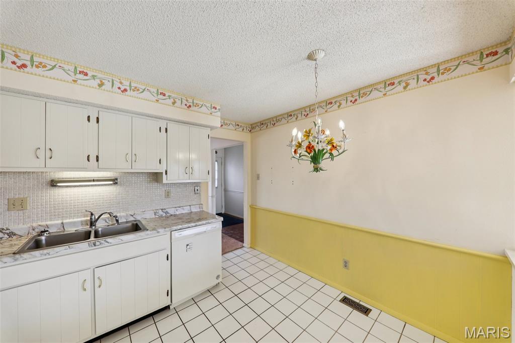 2369 Hidden Meadow Lane Ballwin, MO 63021 - Photo 14 of 50