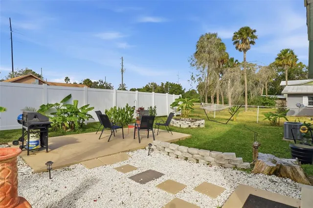 a view of a backyard