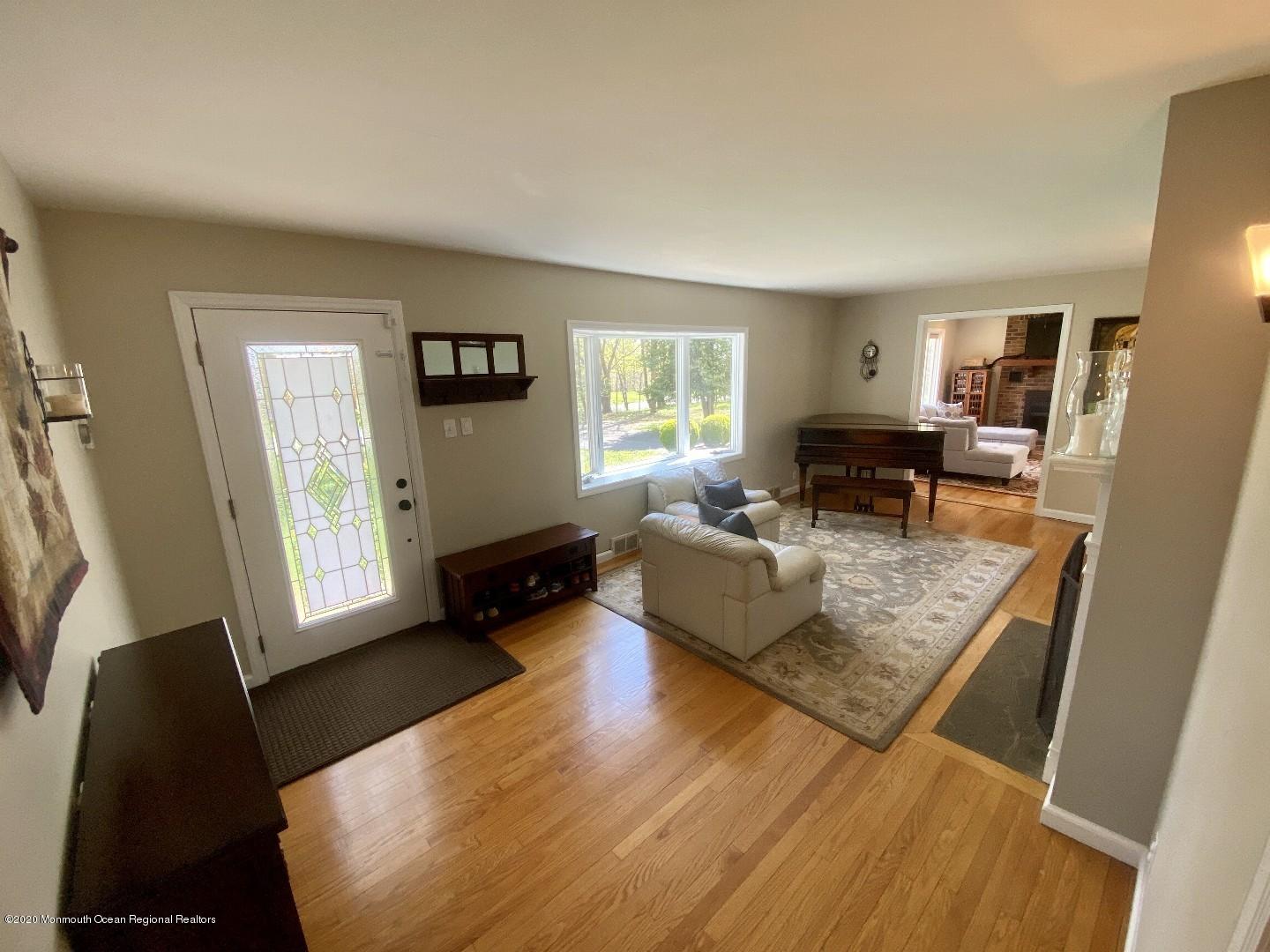 26 Roberts Road Holmdel, NJ 07733 - Photo 2 of 6 Carle_15730_P02_103670
