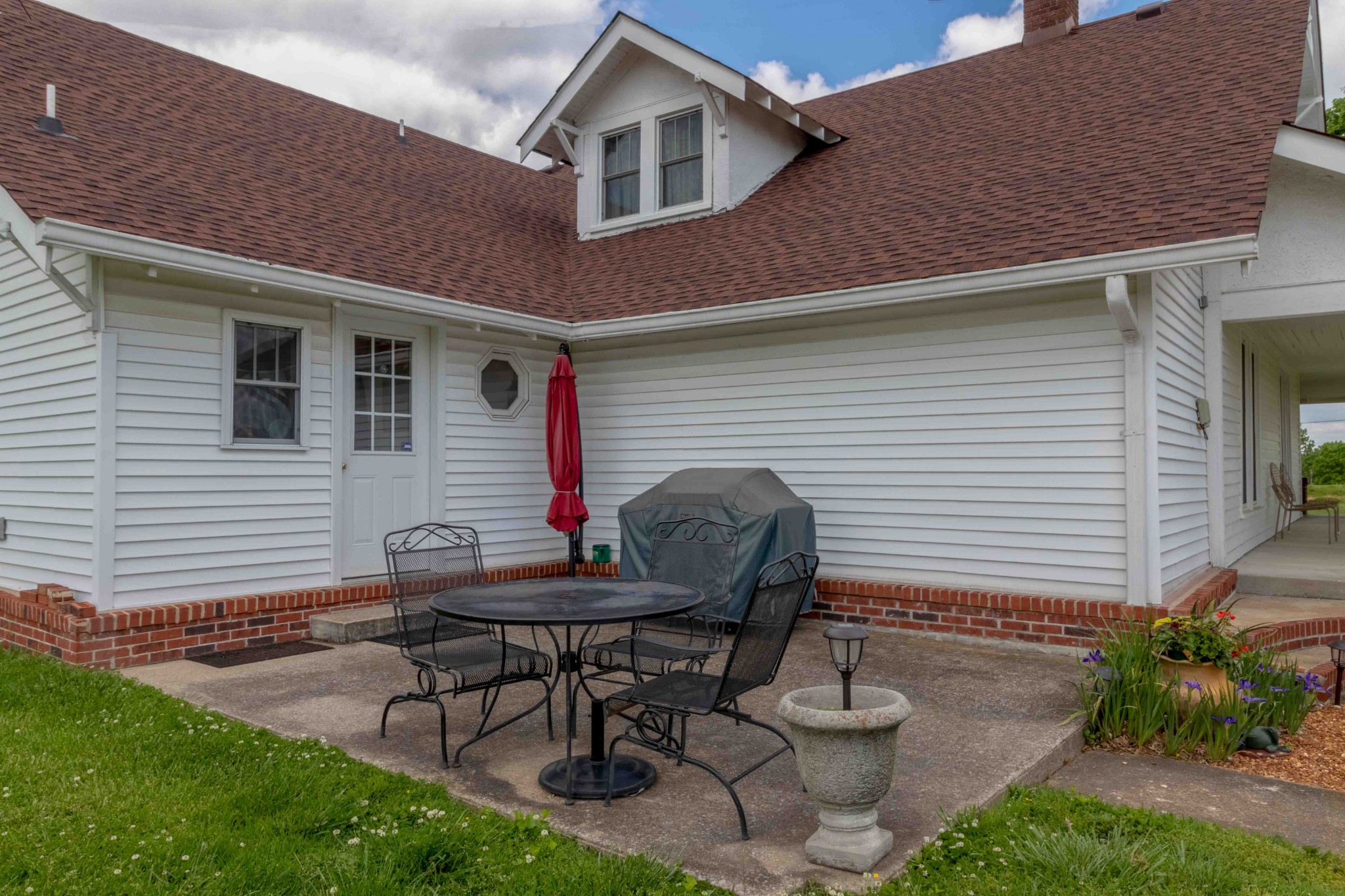 1780 Hickory Point Road Clarksville, TN 37043 - Photo 23 of 50 a backyard of a house with table and chairs