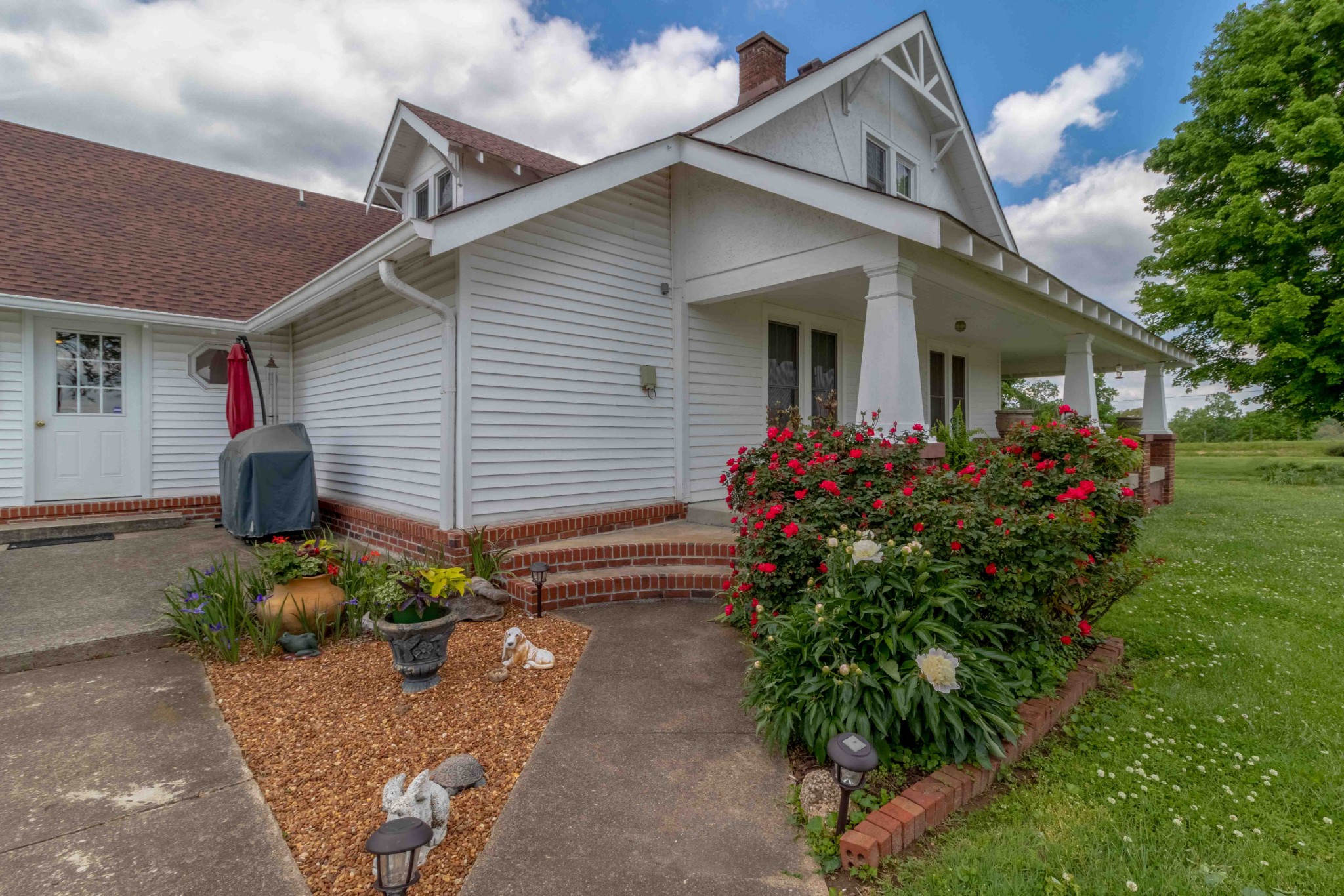 1780 Hickory Point Road Clarksville, TN 37043 - Photo 24 of 50 a front view of a house with garden