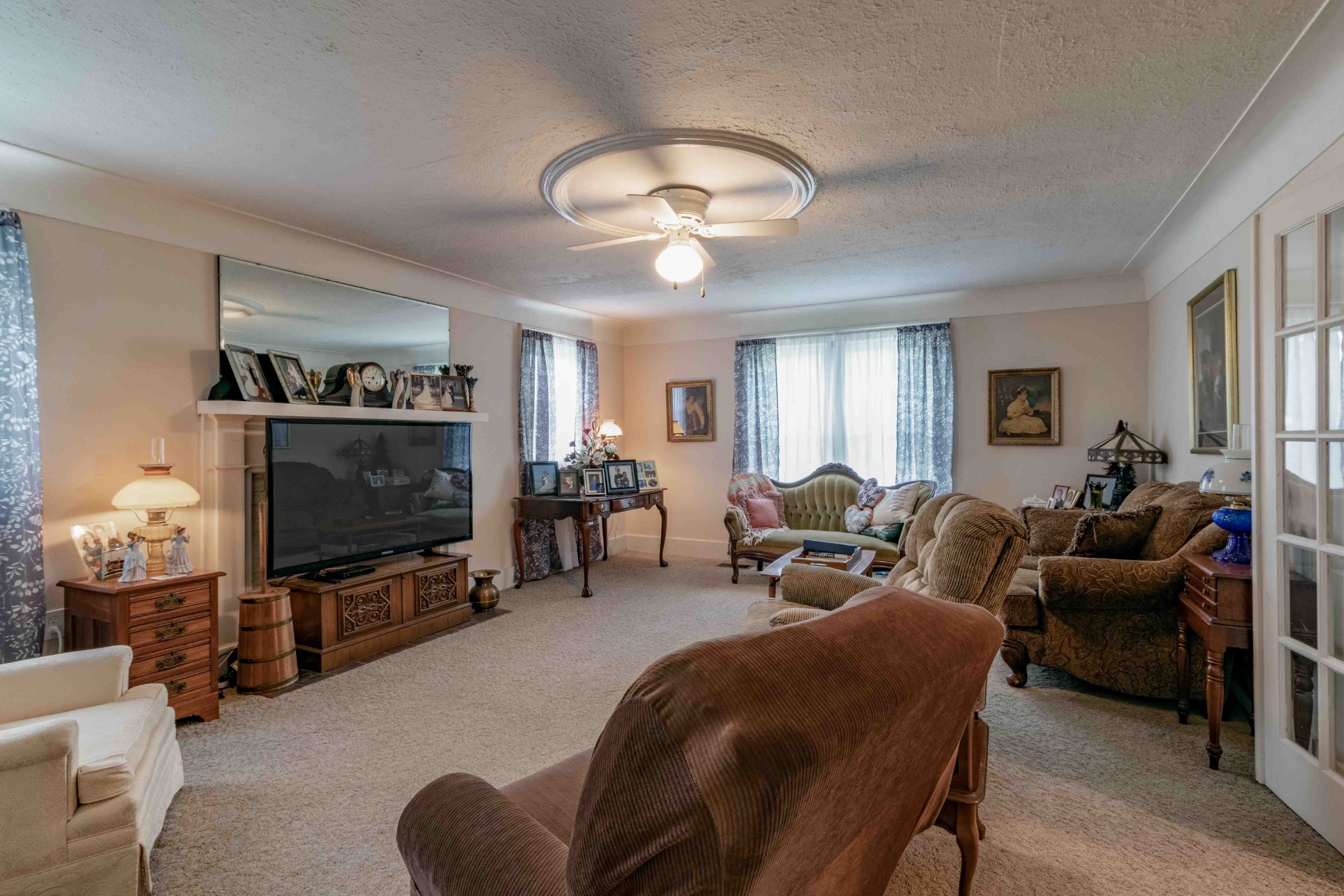 1780 Hickory Point Road Clarksville, TN 37043 - Photo 27 of 50 a living room with furniture and a flat screen tv