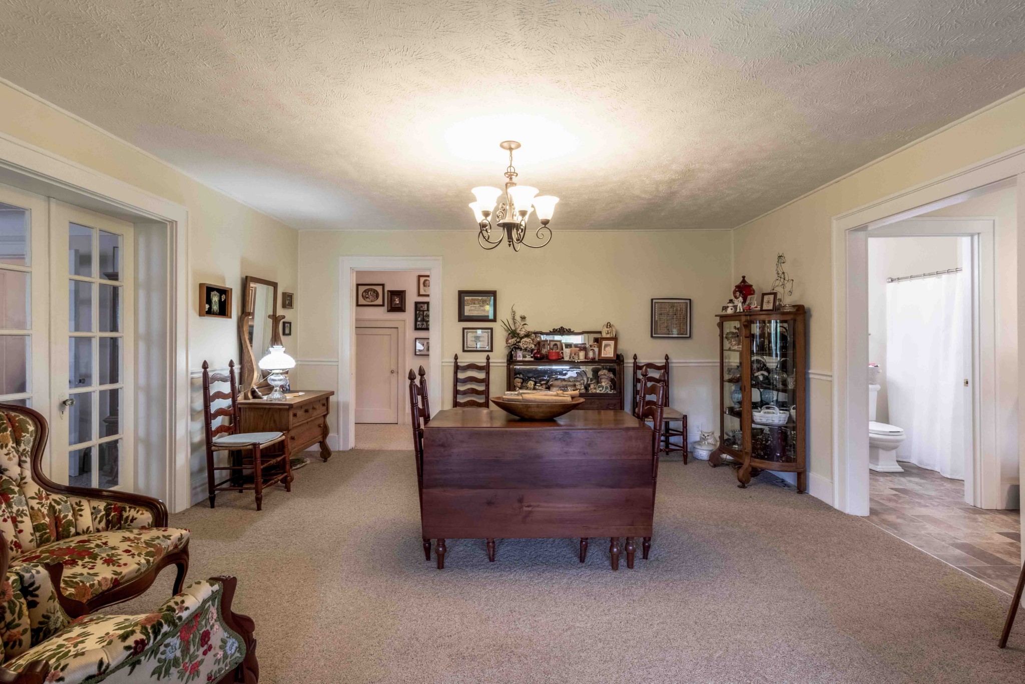 1780 Hickory Point Road Clarksville, TN 37043 - Photo 29 of 50 a living room with furniture and a chandelier