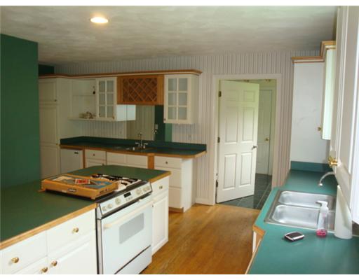 672 Boston Neck Road Narragansett, RI 02882 - Photo 4 of 6 Kitchen.