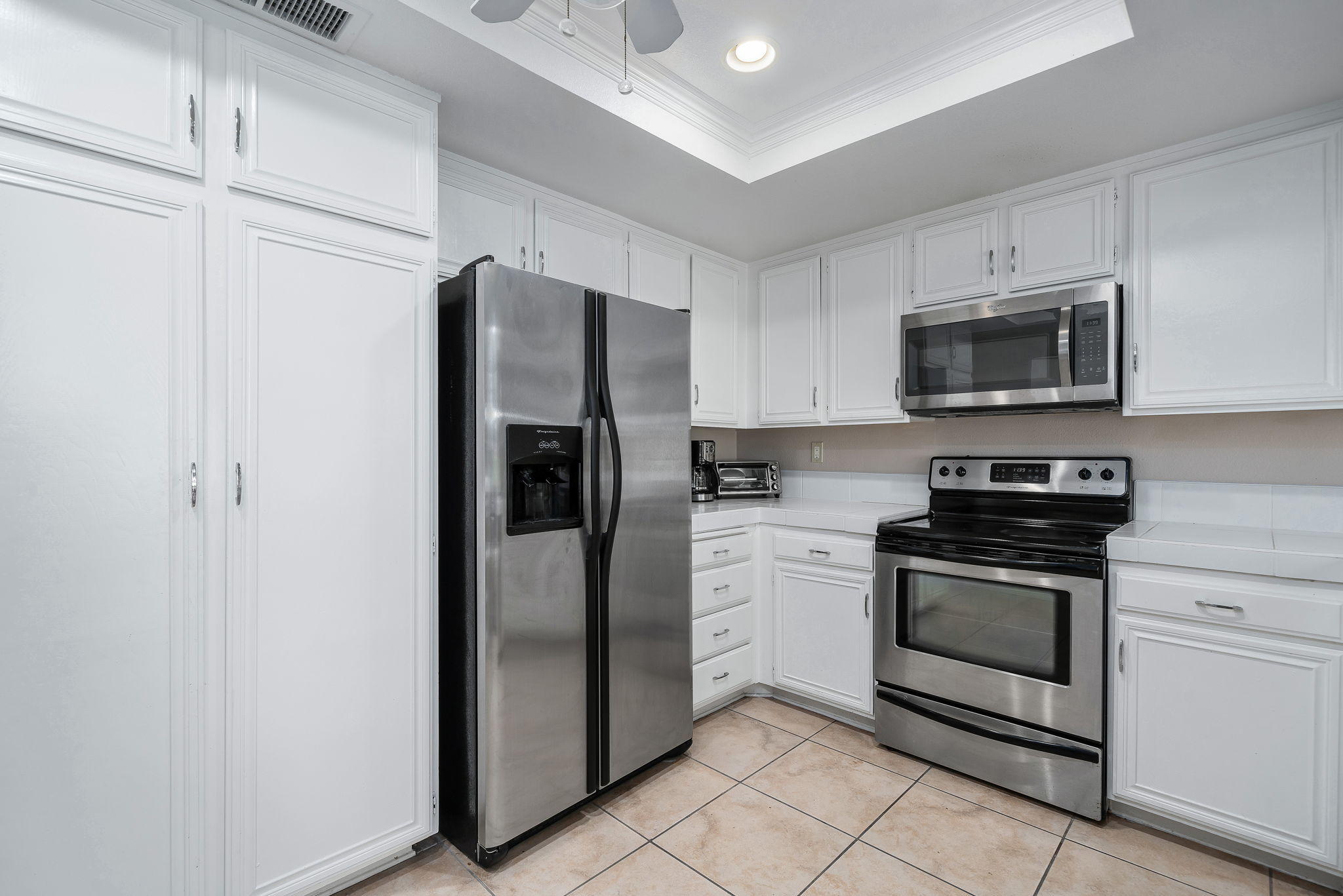 28 Palomas Drive Rancho Mirage, CA 92270 - Photo 11 of 26 a kitchen with a refrigerator stove and microwave