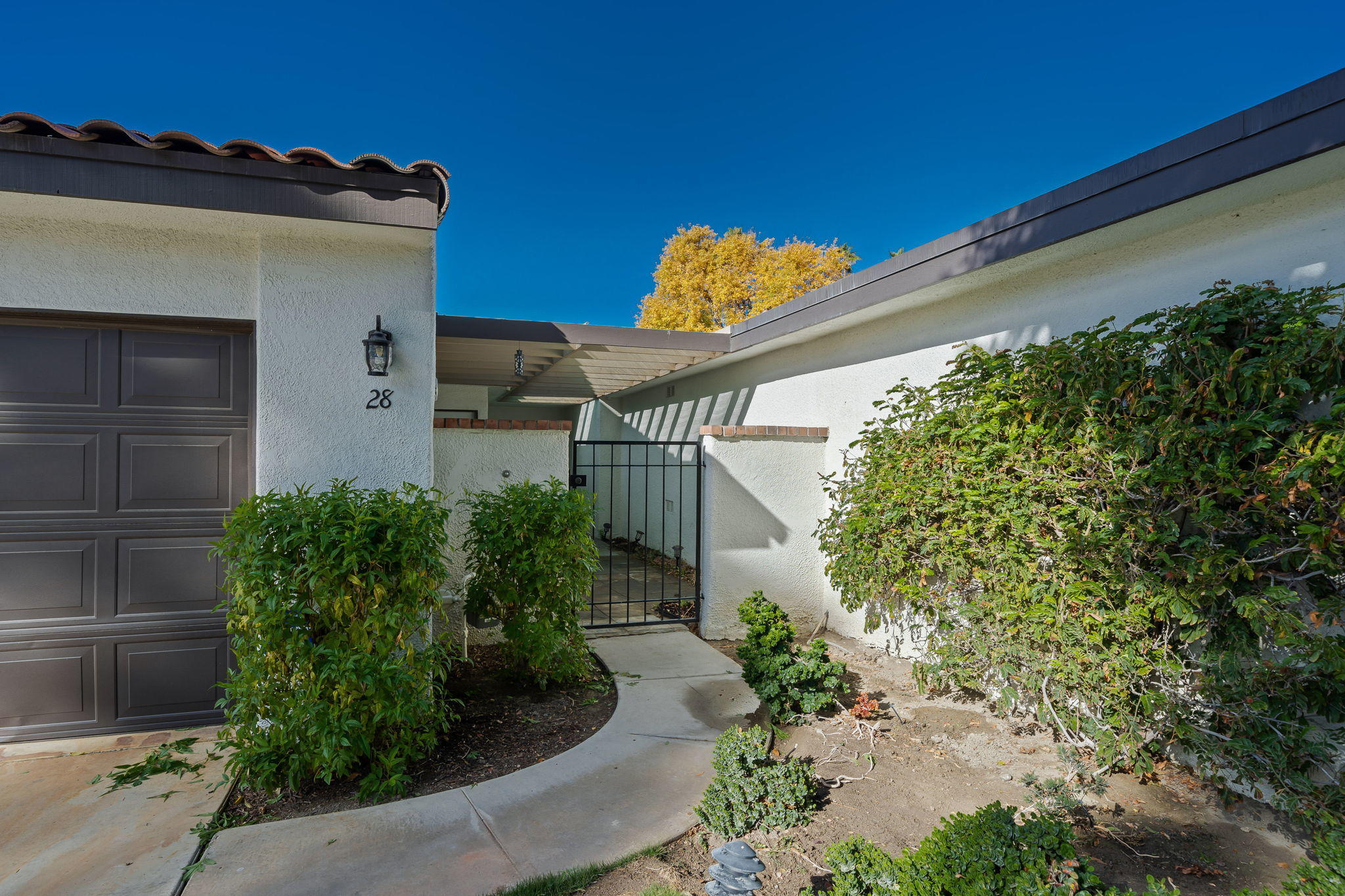 28 Palomas Drive Rancho Mirage, CA 92270 - Photo 3 of 26 a house with a flower garden in front of it