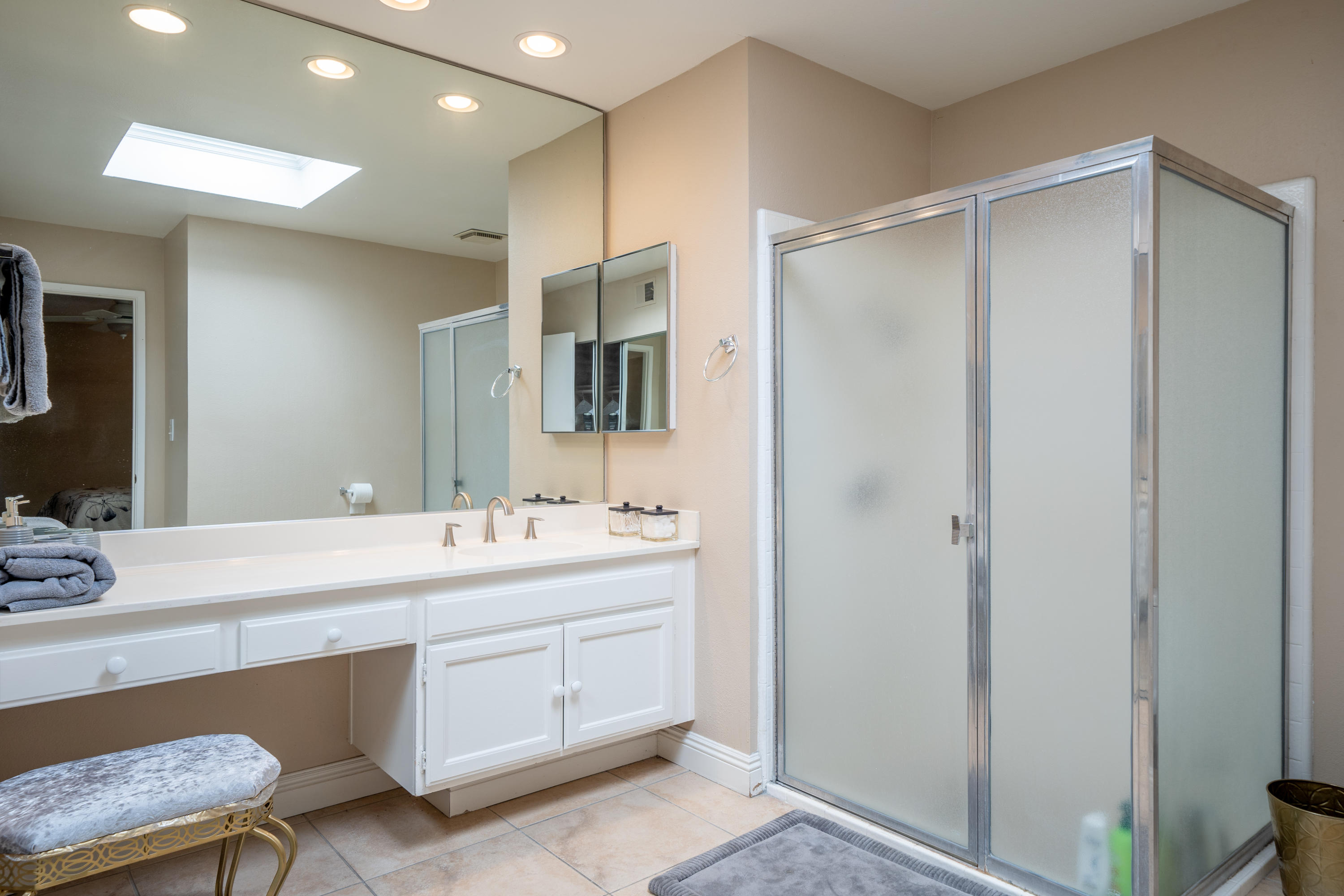 28 Palomas Drive Rancho Mirage, CA 92270 - Photo 22 of 26 a bathroom with a double vanity sink mirror and double