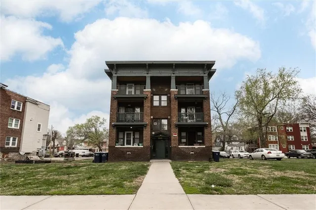 $600,000 | 2713-2715 Benton Boulevard, Kansas City, MO 64128