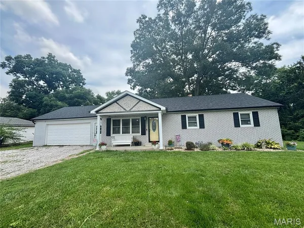 $240,000 | 4 North Hickory Street, Smithton, IL 62285