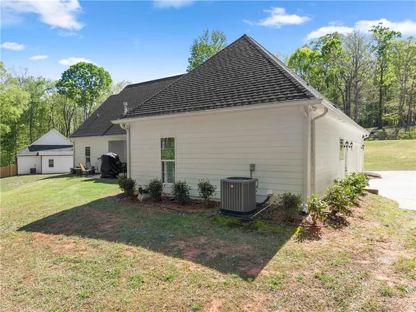 a view of a house with a yard