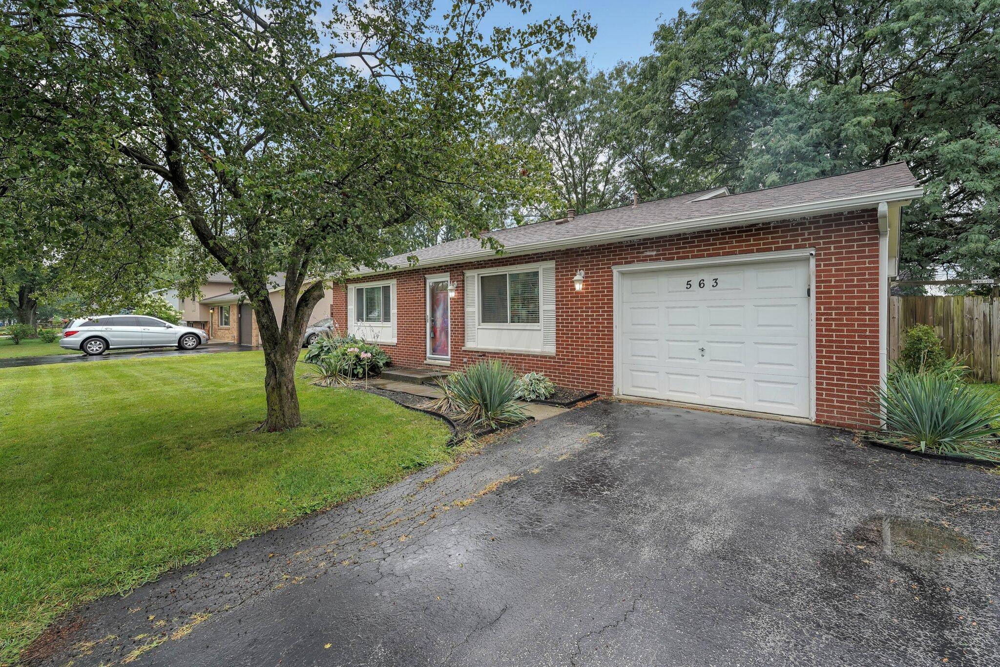 563 McCutcheon Road Columbus, OH 43230 - Photo 2 of 27 1-web-or-mls-563-mccutcheon-rd