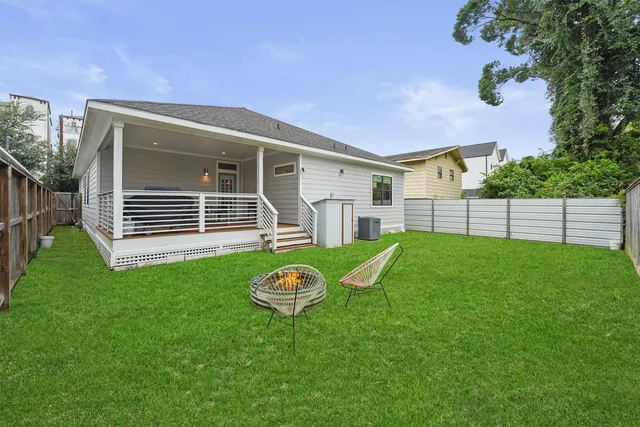a view of a house with a backyard