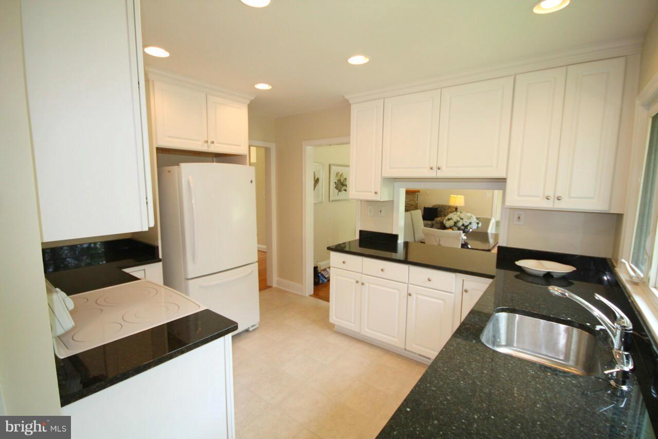 12416 Regwood Road Hydes, MD 21082 - Photo 18 of 24 Kitchen