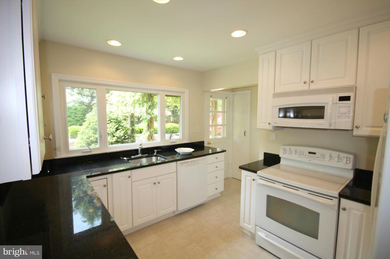 12416 Regwood Road Hydes, MD 21082 - Photo 19 of 24 Kitchen