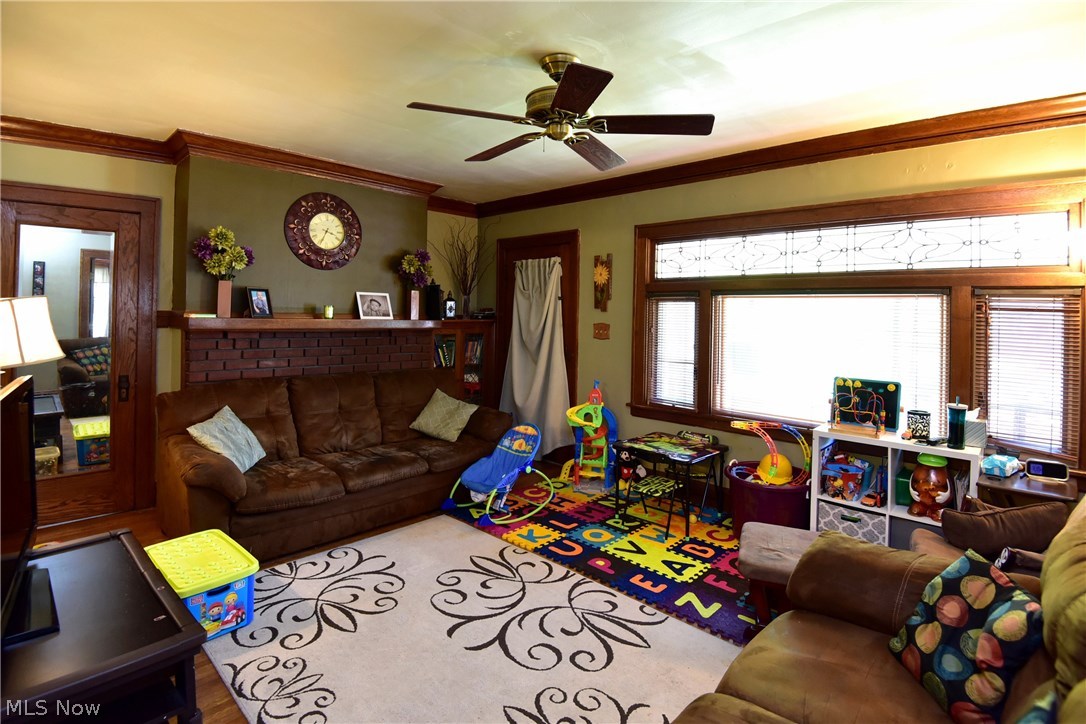 3957 Riveredge Road Cleveland, OH 44111 - Photo 7 of 34 Down living room