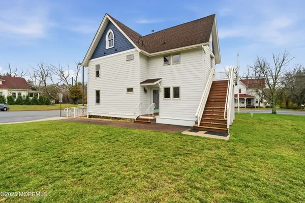 a view of a house with backyard