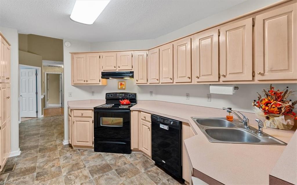6933 Lawrence Farm Lane Randleman, NC 27317 - Photo 11 of 33 THE SELLER IS GIVING A $600 ALLOWANCE FOR YOU TO BUY A NEW RANGE.