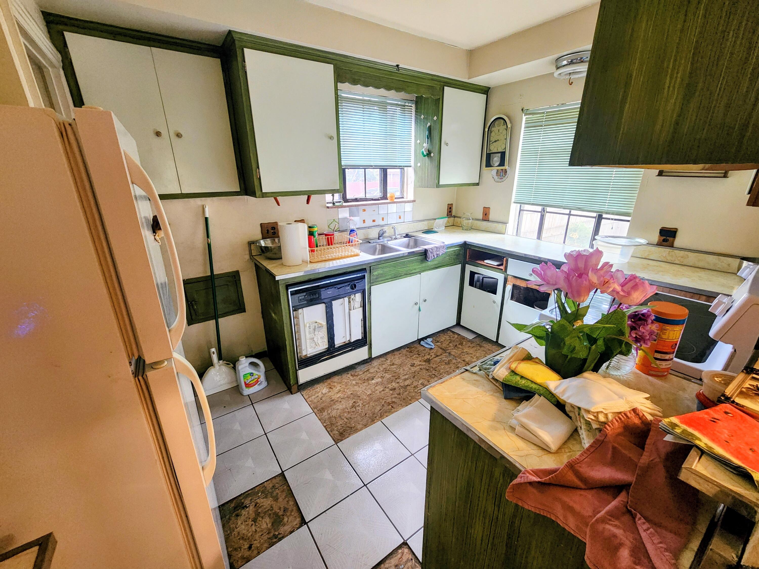 4800 Yorkshire Road Detroit, MI 48224 - Photo 2 of 22 1000022661