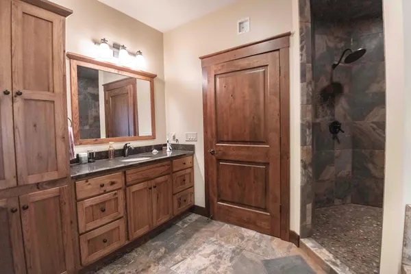 $1,200,000 | 650 33rd Street Northwest, Austin, MN 55912