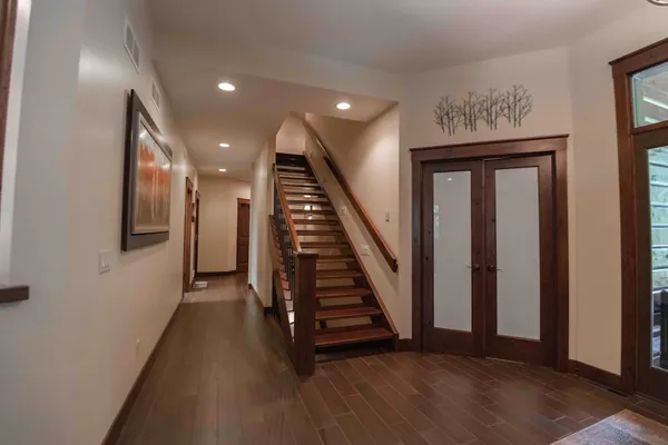$1,200,000 | 650 33rd Street Northwest, Austin, MN 55912