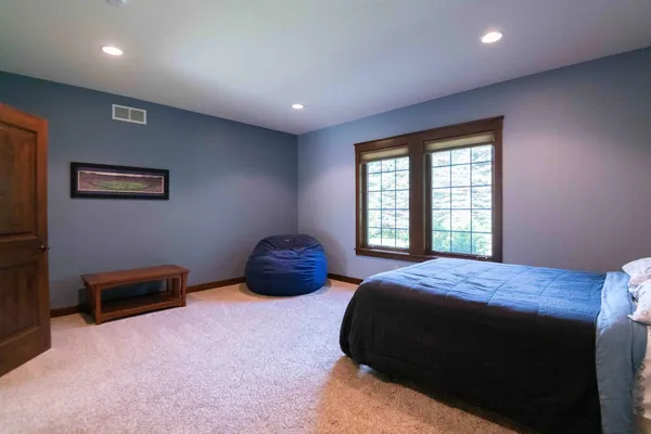 $1,200,000 | 650 33rd Street Northwest, Austin, MN 55912