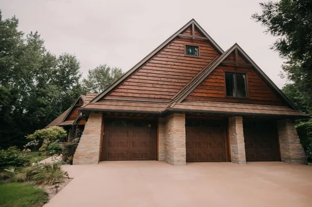 $1,200,000 | 650 33rd Street Northwest, Austin, MN 55912