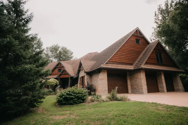 $1,200,000 | 650 33rd Street Northwest, Austin, MN 55912