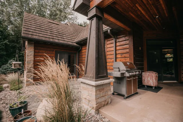 $1,200,000 | 650 33rd Street Northwest, Austin, MN 55912