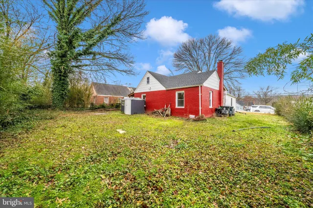 a view of a backyard