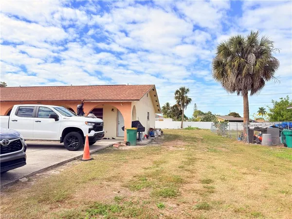 a view of a house with backyard