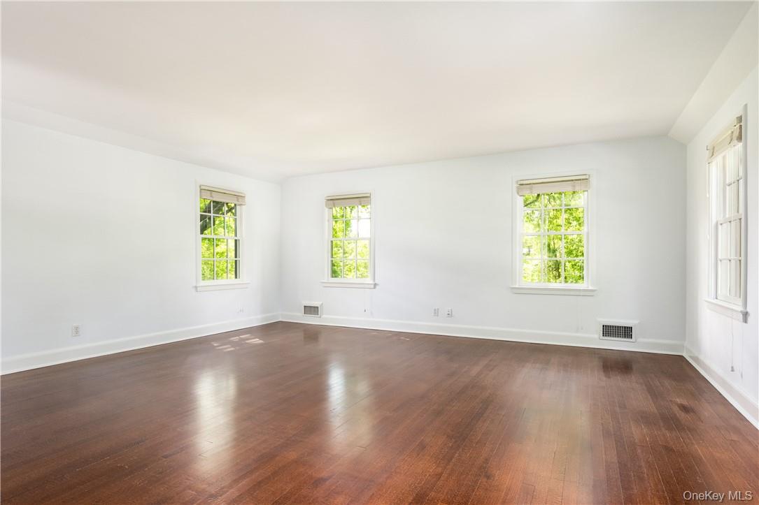 11 Sunset Lane Rye, NY 10580 - Photo 22 of 36 Spacious second floor ensuite bedroom