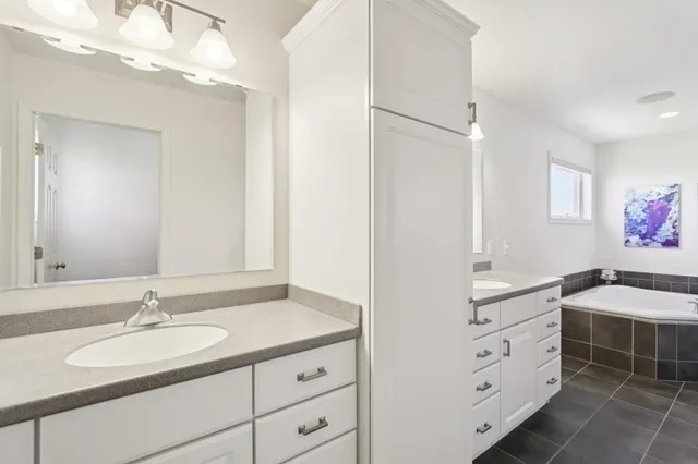 $799,900 | 423 Fargo Trail, Middleton, WI 53562