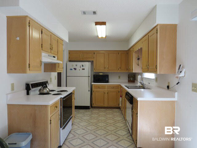 1801 South Bay Street Foley, AL 36535 - Photo 17 of 32 Kitchen
