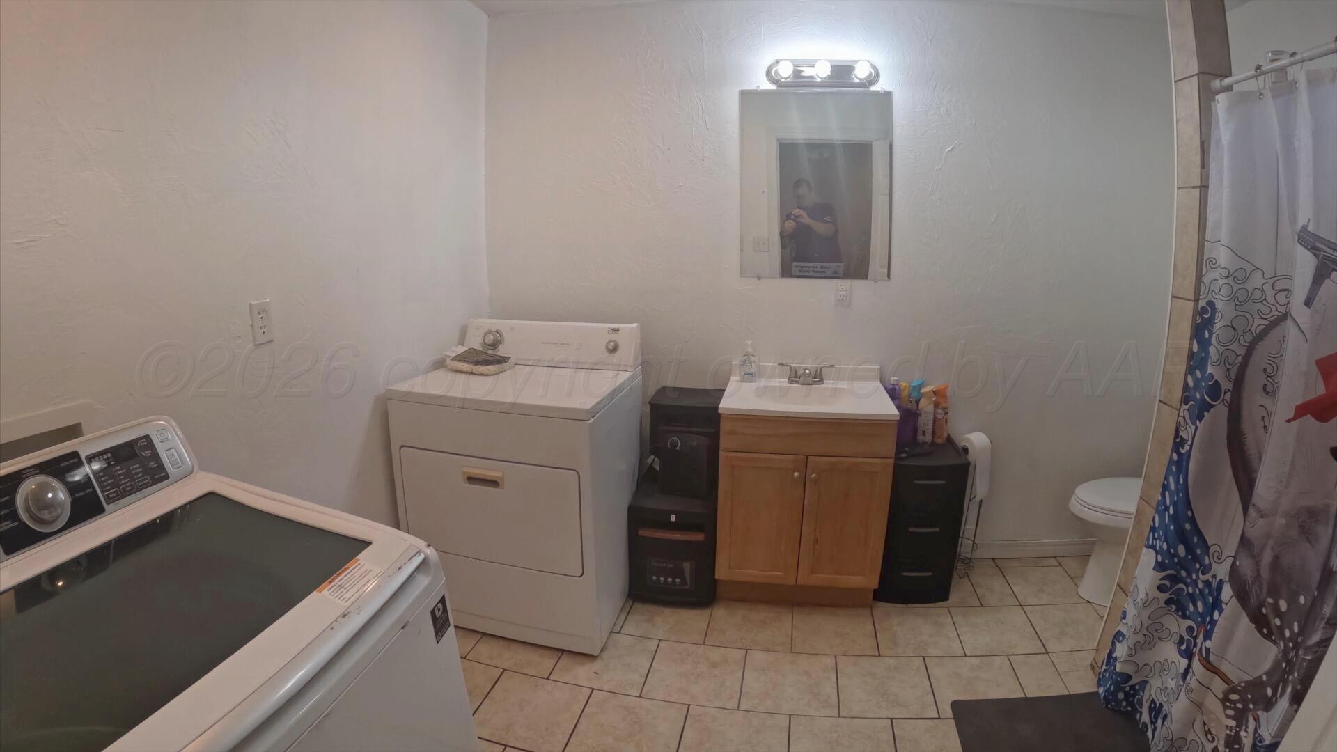 304 Ave P Sunray, TX 79086 - Photo 15 of 17 Wide angle extra bath