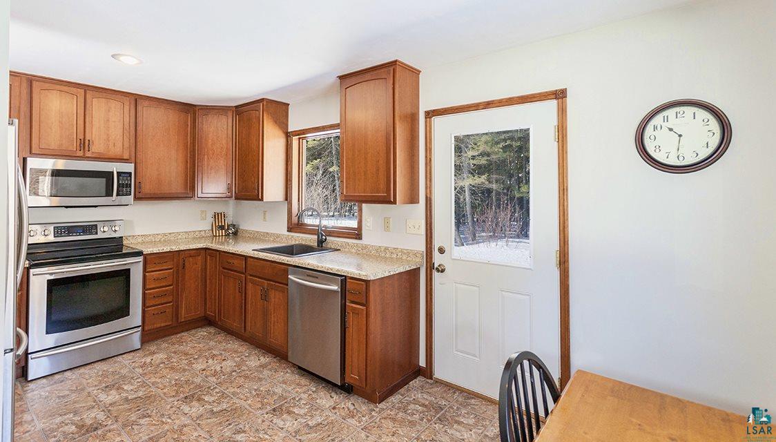 4040 Fiskett Road Duluth, MN 55803 - Photo 5 of 16 Kitchen