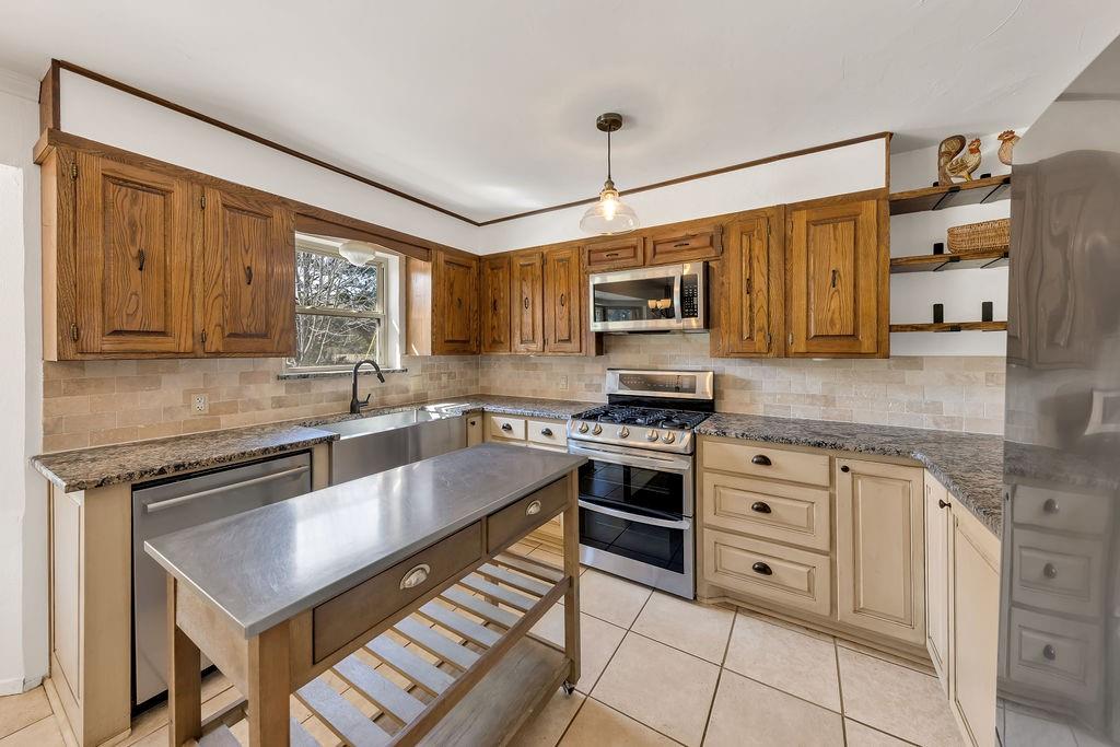 473 County Rd SE 3370 Winnsboro, TX 75494 - Photo 10 of 40 a kitchen with stainless steel appliances a stove microwave and sink