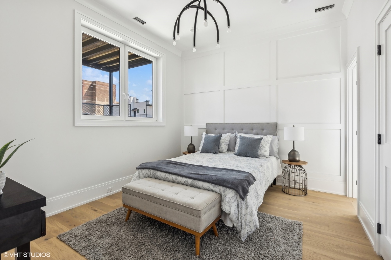 2426 West Augusta Boulevard, Unit 2 Chicago, IL 60622 - Photo 12 of 20 a bedroom with a bed and a painting on the wall