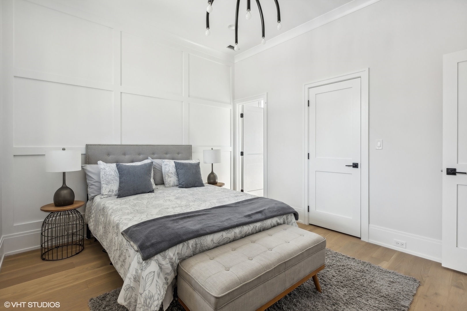 2426 West Augusta Boulevard, Unit 2 Chicago, IL 60622 - Photo 14 of 20 a bedroom with a bed and a rug