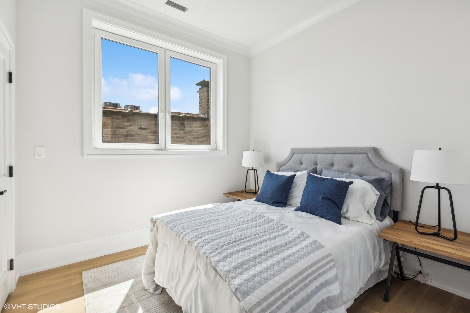 2426 West Augusta Boulevard, Unit 2 Chicago, IL 60622 - Photo 17 of 20 a bedroom with a bed and a window