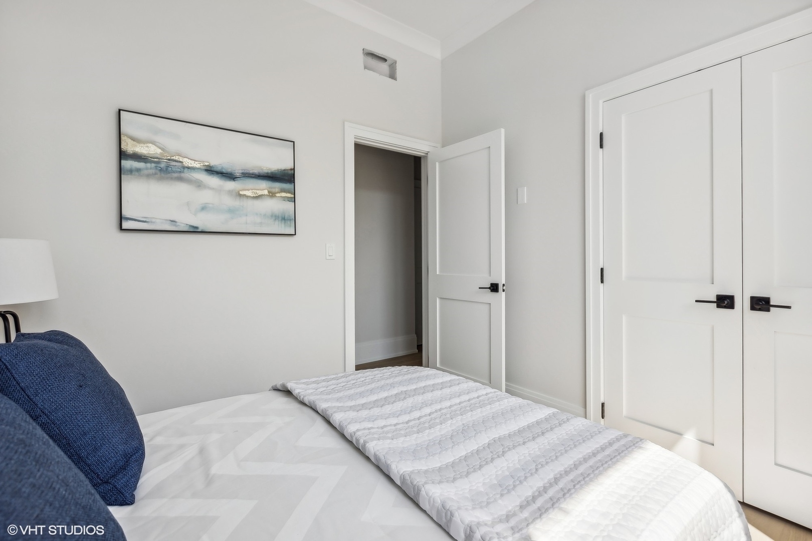 2426 West Augusta Boulevard, Unit 2 Chicago, IL 60622 - Photo 18 of 20 a bedroom with a bed and a painting on the wall